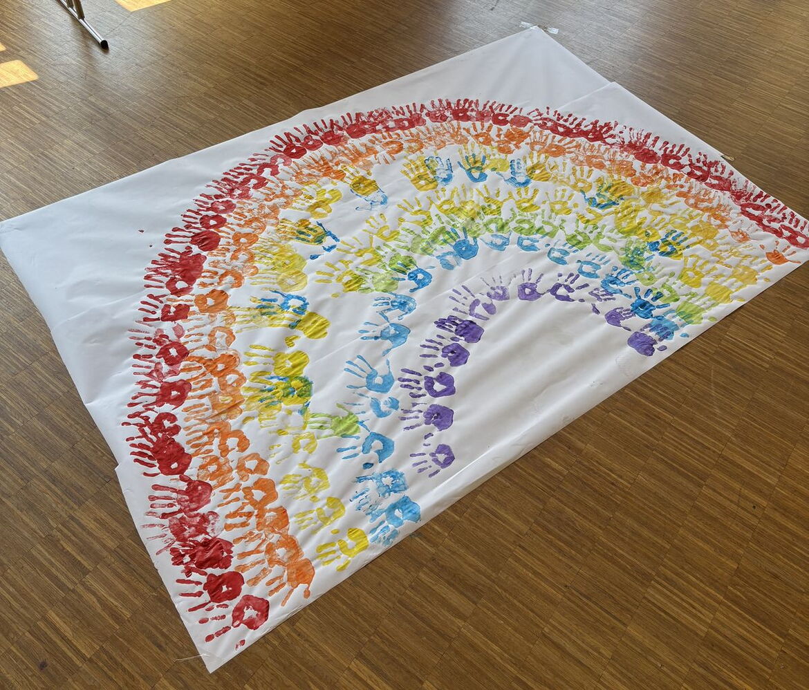 Plakat mit bunten Handabdrücken