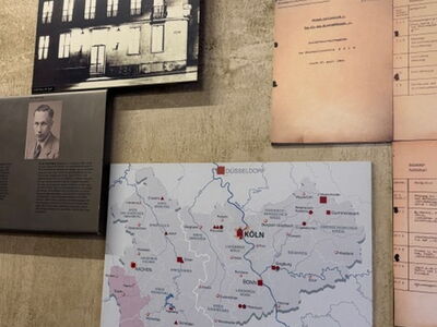 Informationstafeln an der Wand