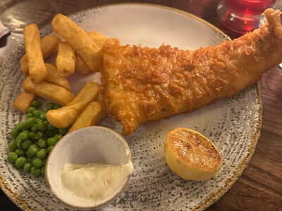 Fish and Chips angerichtet auf einem Teller