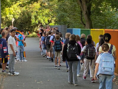 Die neue 5. Klasse wird von der Schulfamilie am Aufgang zur Schule empfangen