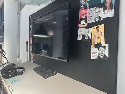 Ein Arbeitstisch mit Display