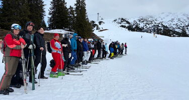 Die Ski-AG auf Skiern im Schnee