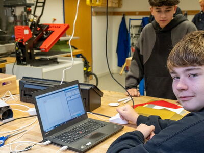 Techniker am Plotter