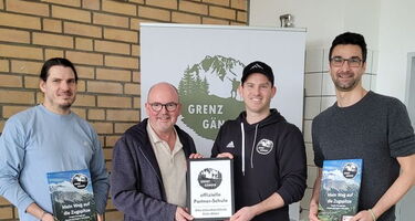 Gruppenbild vor Banner Grenzgänger