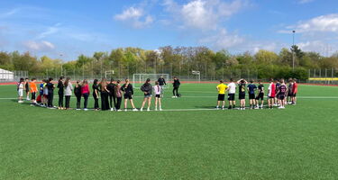 Die 6. Klassen auf einem Fußballrasen