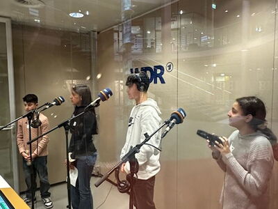 Schüler stehen am Mikro
