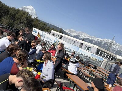 Eine Gruppe Schüler bei der Brotzeit auf einer Außenterrasse
