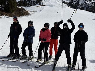 Gruppenbild Schüler auf Skiern auf der Piste