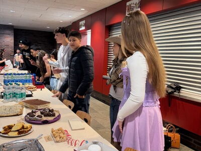 Blick auf das Kuchenbuffet