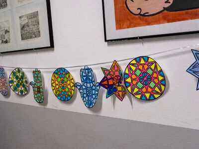 Bunte Mandalas hängen an der Wand