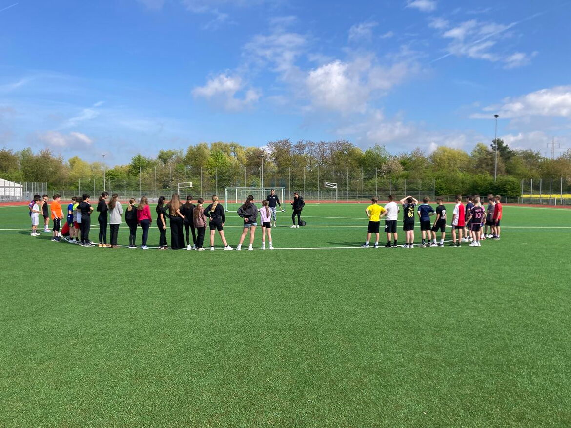 Die 6. Klassen auf einem Fußballrasen